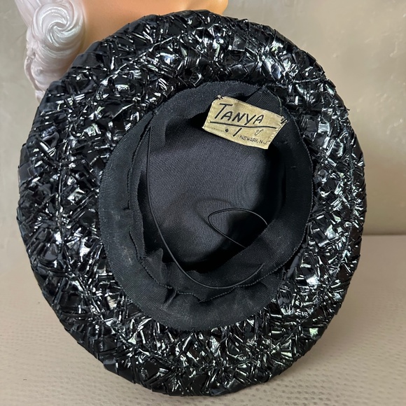 RARE 1930s\' BLACK STRAW TOY TILT TOP HAT + GRTEEN FEATHER TOP